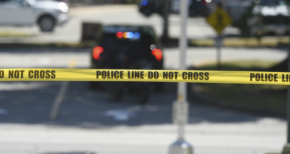 AVSPERRET: Lokale myndigheter har bekreftet at det har skjedd en alvorlig hendelse og at det er flere ofre. Bildet er et illustrasjonsfoto Police tape is drawn in the parking lot at Hamilton Place Mall across from the scene of a possible active shooter, Monday, June 24, 2024, Chattanooga, Tenn. (Matt Hamilton/Chattanooga Times Free Press via AP)