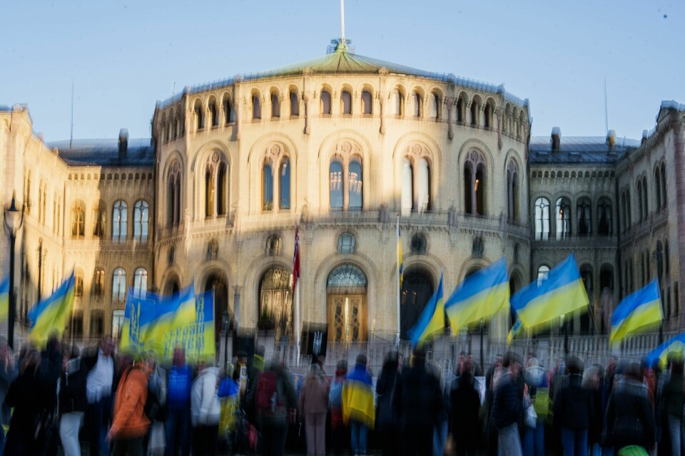 Demonstrantar har møtt opp dagleg utanfor Stortinget i tre år. Torsdag kom president Volodymyr Zelenskyj på besøk. Ukrainas president Volodymyr Zelenskyj besøker Stortinget.