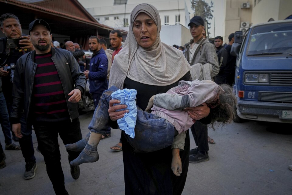 En palestinsk kvinne bærer et av ofrene for nattens israelske angrep på Gazastripen, der over 400 mennesker ifølge helsemyndighetene ble drept. Foto: AP / NTB En palestinsk kvinne bærer et av ofrene for nattens israelske angrep på Gazastripen, der over 400 mennesker ifølge helsemyndighetene ble drept. Foto: AP / NTB