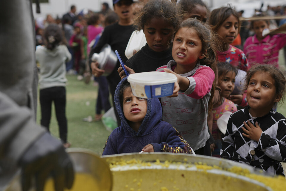 Palestinske barn i kø ved et suppekjøkken i flyktningleiren Nuseirat på Gazastripen. Israel innførte for 60 dager siden full blokade av nødhjelp og forsyninger til Gaza, og FNs matvarelagre der er nå tomme. Foto: AP / NTB Palestinske barn i kø ved et suppekjøkken i flyktningleiren Nuseirat på Gazastripen. Israel innførte for 60 dager siden full blokade av nødhjelp og forsyninger til Gaza, og FNs matvarelagre der er nå tomme. Foto: AP / NTB
