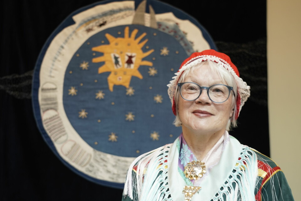 Den samiske kunstneren Britta Marakatt-Labba (bildet) er tildelt Klassekampens kulturpris Neshornet. Det er også forfatteren Kyrre Andreassen. Bildet er fra da et broderi av Marakatt-Labba ble avduket på Stortinget i 2022. Foto: Terje Pedersen / NTB Den samiske kunstneren Britta Marakatt-Labba (bildet) er tildelt Klassekampens kulturpris Neshornet. Det er også forfatteren Kyrre Andreassen. Bildet er fra da et broderi av Marakatt-Labba ble avduket på Stortinget i 2022. Foto: Terje Pedersen / NTB