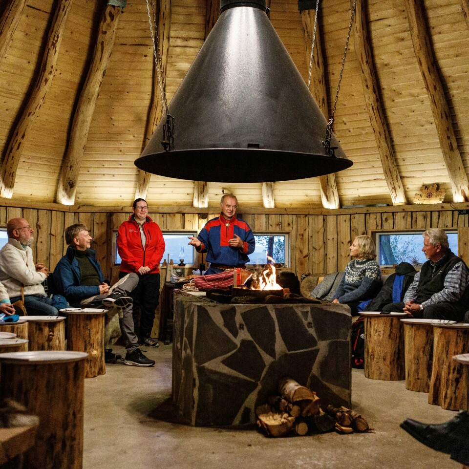TURISME OG KULTURFORMIDLING: Ailu Utsi forteller dagens gjester fra Hurtigruten om samisk kultur og reindrift. Ellinor Utsi og Thoralf Henriksen i Finnmark. Rásttigáisá og Nordkyn. Verdenssynet, samisk kultur og livsstil, og naturkrisen.