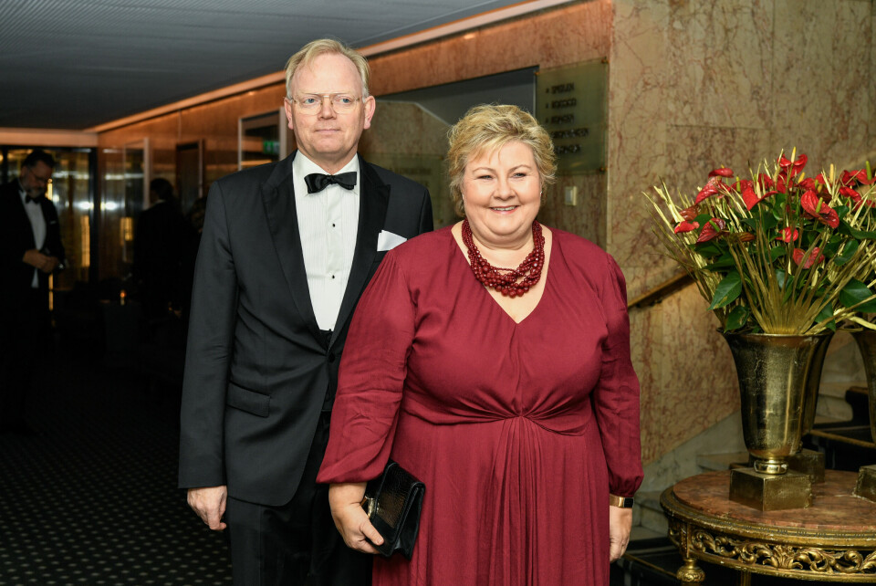 ETTER AVSLØRINGEN: Sindre Finnes og Høyre-leder Erna Solberg før Nobelbanketten på Grand Hotel i Oslo i 2023, noen måneder etter aksjeavsløringen. Høyre-leder Erna Solberg og ektemann Sindre Finnes ankommer fredsprisbanketten. Foto: Rodrigo Freitas / NTB