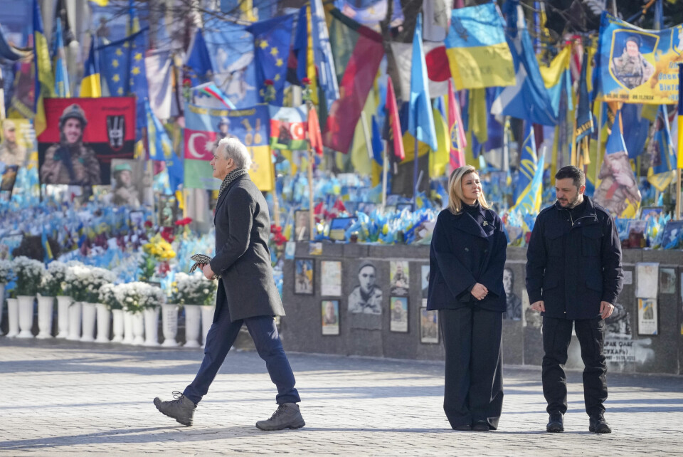 Statsminister Jonas Gahr Støre deltok på en høytidelig seremoni i Kyiv. Foto. I bakgrunnen står Volodymyr Zelenskyj og hans kone. Javad Parsa / NTB / POOL Statsminister Jonas Gahr Støre deltok på en høytidelig seremoni i Kyiv. Foto. I bakgrunnen står Volodymyr Zelenskyj og hans kone. Javad Parsa / NTB / POOL