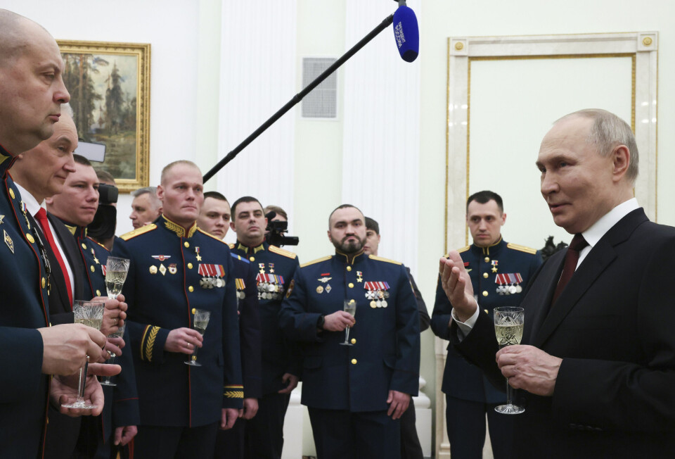Vladimir Putin pratet med mottakerne av militære utmerkelser, kvelden før treårsdagen for fullskalainvasjonen av Ukraina. Vladimir Putin pratet med mottakerne av militære utmerkelser, kvelden før treårsdagen for fullskalainvasjonen av Ukraina. Foto: Mikhail Metzel / Sputnik / Pool / AP / NTB