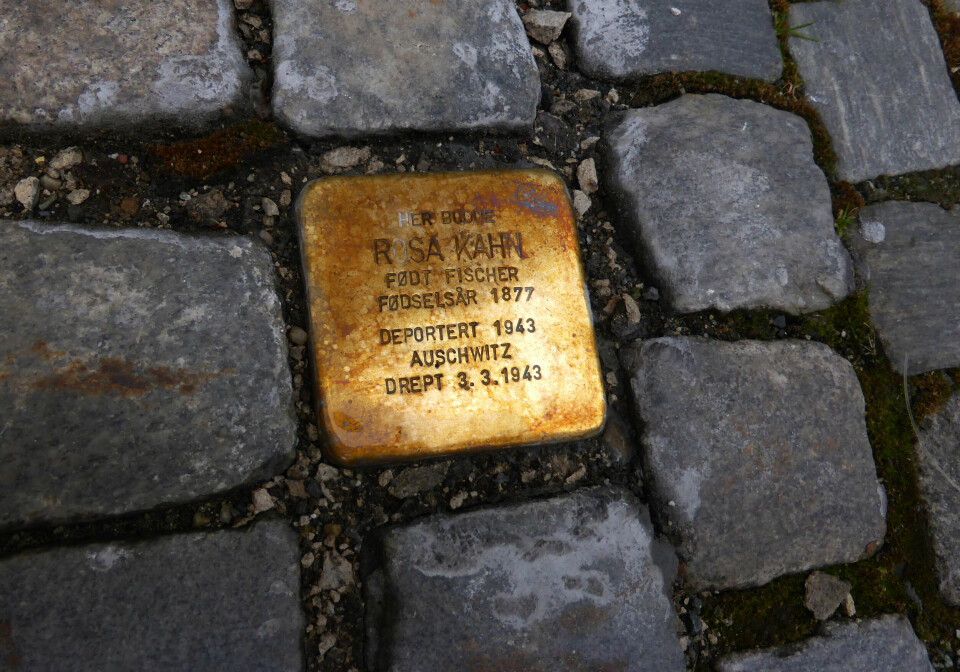 Denne snublesteinen er for Rosa Kahn, som ble deportert til Auschwitz 1943, og er plassert i Trondheim. Den er ikke en av dem som ble utsatt for hærverk torsdag. Foto: Berit Keilen / NTB Denne snublesteinen er for Rosa Kahn, som ble deportert til Auschwitz 1943, og er plassert i Trondheim. Den er ikke en av dem som ble utsatt for hærverk torsdag. Foto: Berit Keilen / NTB