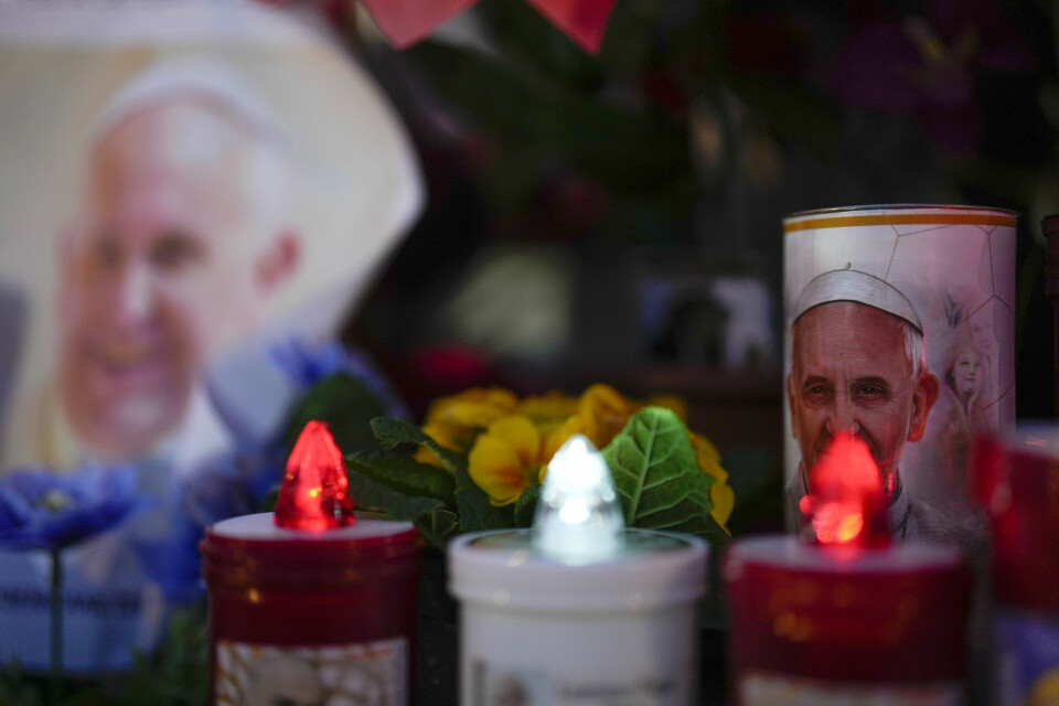 Lys og bilder av pave Frans ved sykehuset hvor han er innlagt i Roma. Lys og bilder av pave Frans ved sykehuset hvor han er innlagt i Roma. Foto: Gregorio Borgia / AP / NTB