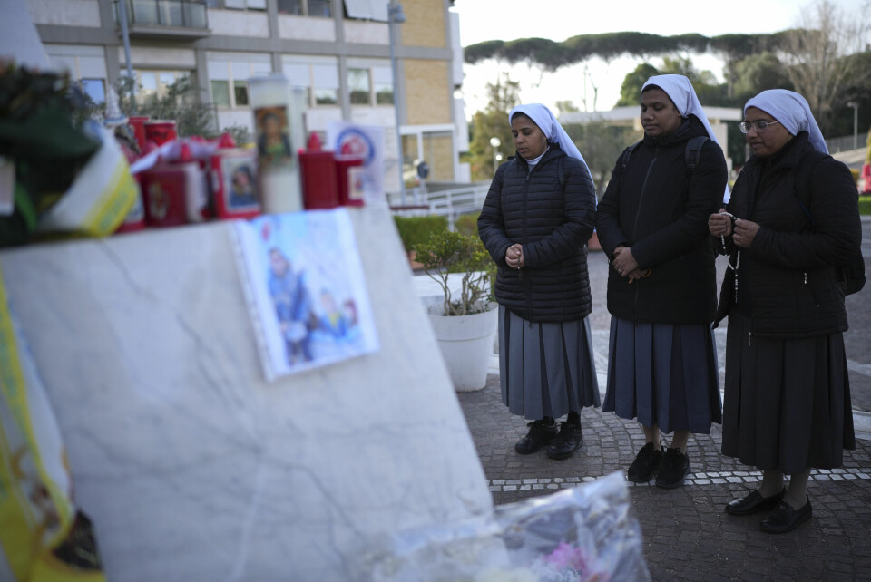 Nonner ber utenfor sykehuset i Roma der pave Frans er innlagt. Nonner ber utenfor sykehuset i Roma der pave Frans er innlagt. Foto: Alessandra Tarantino / AP / NTB