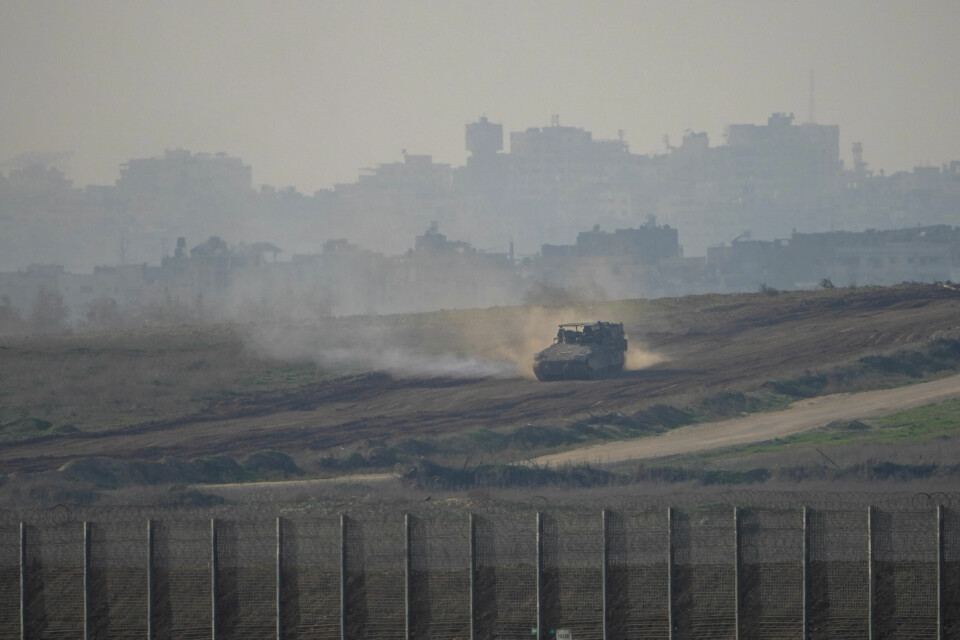 BUFFERSONEN: Et israelsk militærkjøretøy kjører på Gazastripen, sett fra det sørlige Israel. Soldater beskriver massive ødeleggelser i buffersonen mot grensen til Israel. Et israelsk militærkjøretøy kjører på Gazastripen, sett fra det sørlige Israel. Soldater beskriver massive ødeleggelser i buffersonen mot grensen til Israel. Foto: Ariel Schalit / AP / NTB