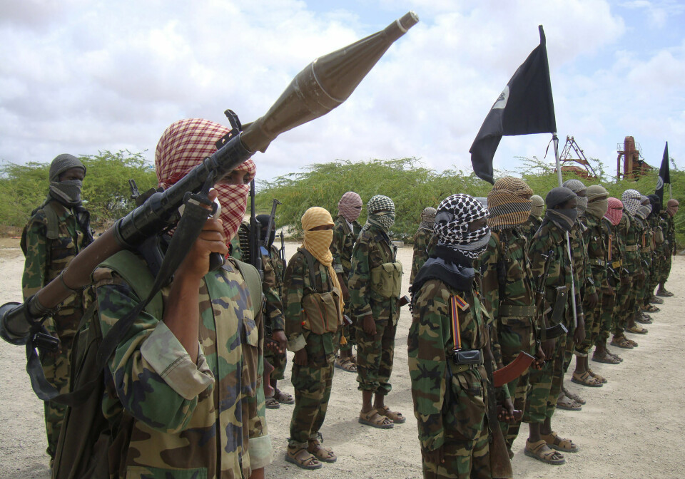 Al-Shabaab-krigere nord for Mogadishu, fotografert i 2010, samme år som Abdulkadir Mumin vendte tilbake til Somalia for å bli talsperson for den ytterliggående geriljaen. Senere har han sluttet seg til IS, der han nå skal ha en nøkkelstilling i å rekruttere fremmedkrigere og samle inn penger til IS-avdelinger rundt omkring i verden. Foto: Farah Abdi Warsameh / AP / NTB Al-Shabaab-krigere nord for Mogadishu, fotografert i 2010, samme år som Abdulkadir Mumin vendte tilbake til Somalia for å bli talsperson for den ytterliggående geriljaen. Senere har han sluttet seg til IS, der han nå skal ha en nøkkelstilling i å rekruttere fremmedkrigere og samle inn penger til IS-avdelinger rundt omkring i verden. Foto: Farah Abdi Warsameh / AP / NTB