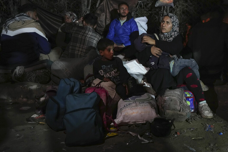 RETUR: Fordrevne palestinere venter ved veisperringen søndag kveld på å få returnere til nordlige deler av Gaza. Fordrevne palestinere venter ved veisperringen søndag kveld på å få returnere til nordlige deler av Gaza. Foto: Abdel Kareem Hana / AP / NTB