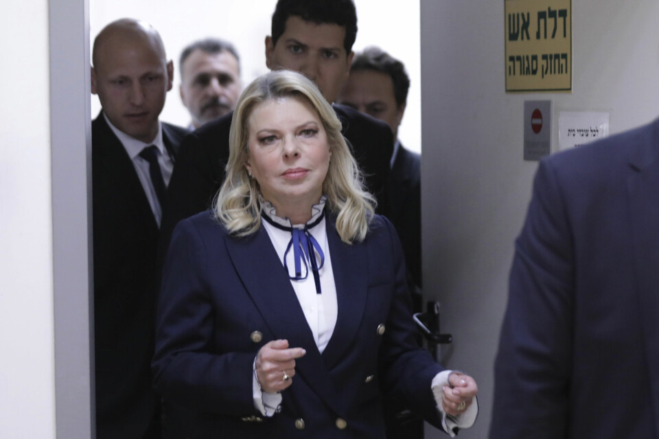 Israelsk politi har innledet etterforskning av Sara Netanyahu som mistenkes for å ha trakassert et nøkkelvitne i korrupsjonssaken mot ektemannen, statsminister Benjamin Netanyahu. Foto: AP / NTB Israelsk politi har innledet etterforskning av Sara Netanyahu som mistenkes for å ha trakassert et nøkkelvitne i korrupsjonssaken mot ektemannen, statsminister Benjamin Netanyahu. Foto: AP / NTB