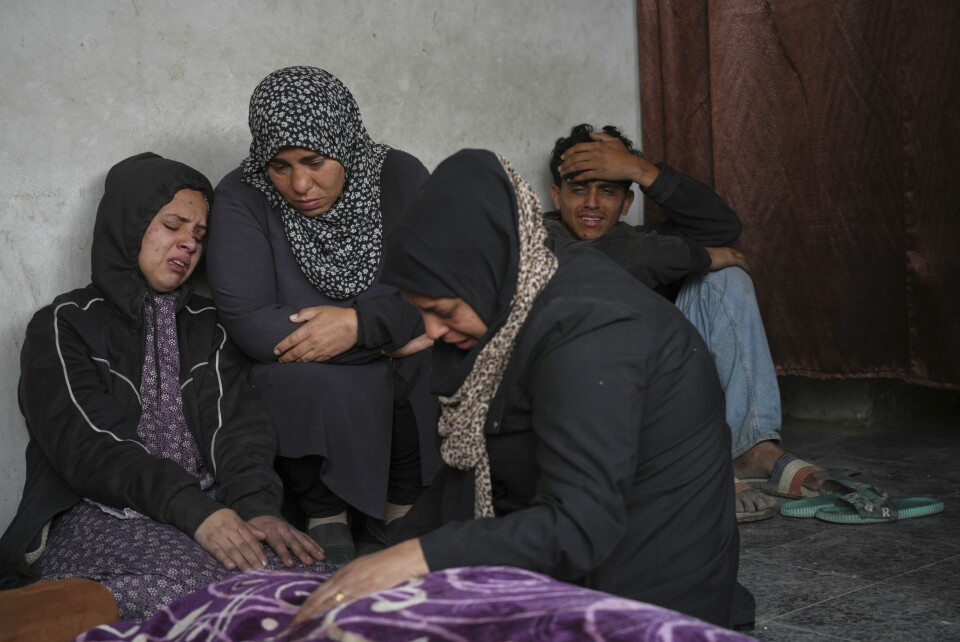 Palestinere sørger over drepte familiemedlemmer på Baptistsykehuset i Gaza by mandag. FN trekker ut en tredel av utenlandske FN-arbeidere etter at Israel angrep en FN-bygning og drepte en bulgarsk FN-arbeider. Foto: Jehad Alshrafi / AP / NTB Palestinere sørger over drepte familiemedlemmer på Baptistsykehuset i Gaza by mandag. FN trekker ut en tredel av utenlandske FN-arbeidere etter at Israel angrep en FN-bygning og drepte en bulgarsk FN-arbeider. Foto: Jehad Alshrafi / AP / NTB