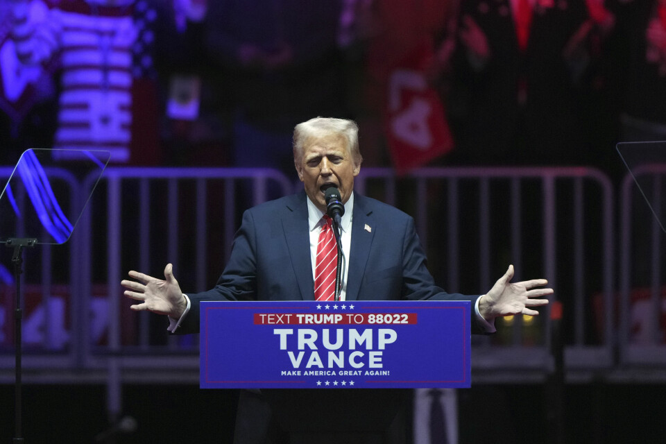 Donald Trump var i kjente omgivelser da han talte til folkemengden som hadde møtt opp i Capital One-arenaen i Washington. Foto: Matt Rourke / AP / NTB Bildet viser Donald Trump som holder tale i Capital One-arenaen i Washington. Foto: Matt Rourke / AP / NTB
