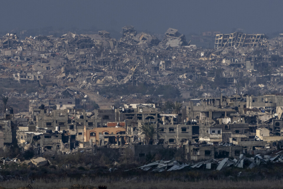 Destroyed buildings by Israeli bombardments as seen inside the Gaza Strip from southern Israel, Thursday, Jan. 16, 2025. (AP Photo/Ariel Schalit) Våpenhvileavtalen mellom Israel og Hamas trer i kraft søndag. Foto: Ariel Schalit / AP / NTB
