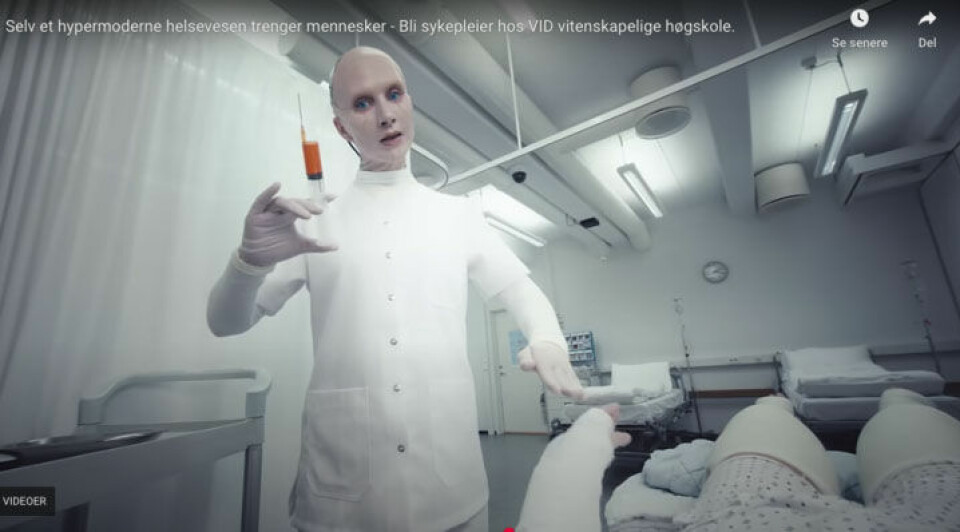 Reklamen viser en menneskelignende robot, som opptrer som en sykepleier som skal sette en svær sprøyte på en hjelpeløs pasient og sier at «du føler smerte og forvirring». Foto: Nordisk Film Kino / handout / NTB Reklamen viser en menneskelignende robot, som opptrer som en sykepleier som skal sette en svær sprøyte på en hjelpeløs pasient og sier at «du føler smerte og forvirring». Foto: Nordisk Film Kino / handout / NTB