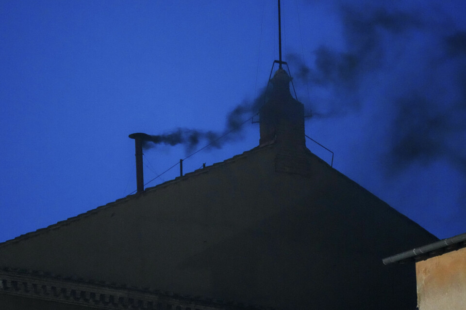 Svart røyk steg opp fra skorsteinen over Det sixtinske kapell onsdag kveld. Foto: Gregorio Borgia / AP / NTB Svart røyk steg opp fra skorsteinen over Det sixtinske kapell onsdag kveld. Foto: Gregorio Borgia / AP / NTB