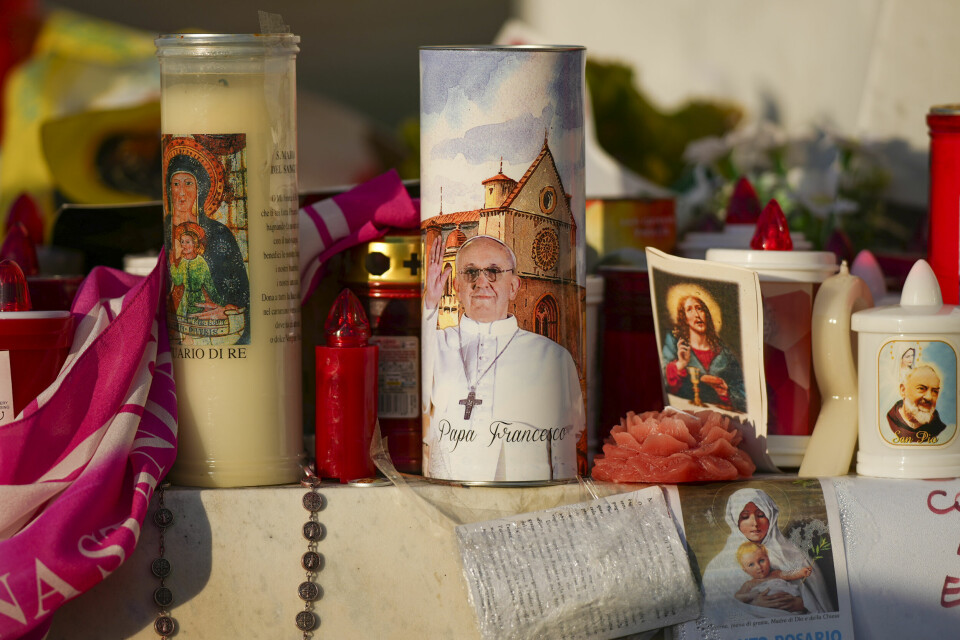 Blomster, lys og bønnekranser er lagt ned utenfor sykehuset i Roma der pave Frans (88) får behandling. Foto: Andrew Medichini / AP / NTB Blomster, lys og bønnekranser er lagt ned utenfor sykehuset i Roma der pave Frans (88) får behandling. Foto: Andrew Medichini / AP / NTB