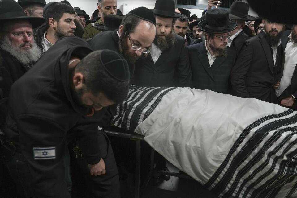 DREPT: Liket til den moldovsk-israelske rabbineren Zvi Kogan blir båret til et gravferdsbyrå før gravferda i Jerusalem mandag 25. november 2024. Kogan, en ultraortodoks rabbiner, ble drept i Dubai, hvor han også drev en jødisk matbutikk. The body of Israeli-Moldovan rabbi Zvi Kogan is carried into a funeral home before his burial in Jerusalem, Monday Nov. 25, 2024. Kogan, 28, an ultra-Orthodox rabbi, was killed last week in Dubai where he ran a kosher grocery store. Israelis have flocked for commerce and tourism since the two countries forged diplomatic ties in the 2020 Abraham Accords.(AP Photo/Mahmoud Illean)