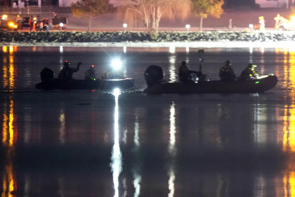 Dykkarar leitte natt til torsdag etter overlevande i Potomac-elva i Washington der eit passasjerfly med 64 menneske om bord styrta etter å ha kollidert med eit militært helikopter. Foto: AP / NTB Dykkere lette natt til torsdag etter overlevende i Potomac-elven i Washington der et passasjerfly med 64 mennesker om bord styrtet etter å ha kollidert med et militært helikopter. Foto: AP / NTB
