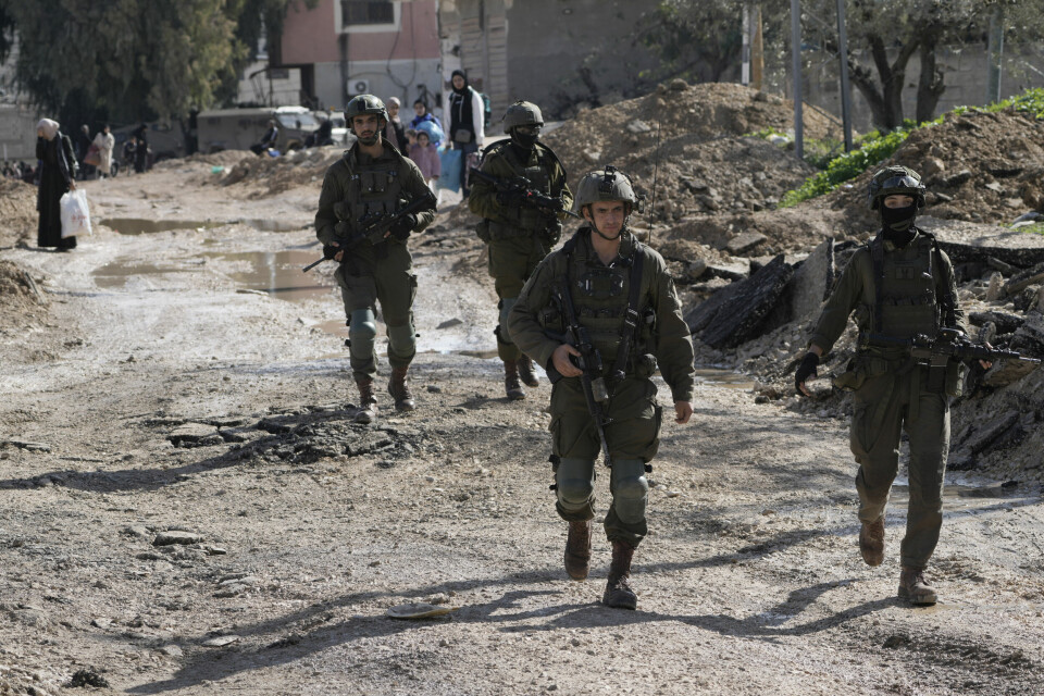 Israelske soldater foran palestinere på flukt fra den israelske offensiven i Jenin i slutten av januar. Israelske soldater foran palestinere på flukt fra den israelske offensiven i Jenin i slutten av januar. Foto: Majdi Mohammed / AP / NTB