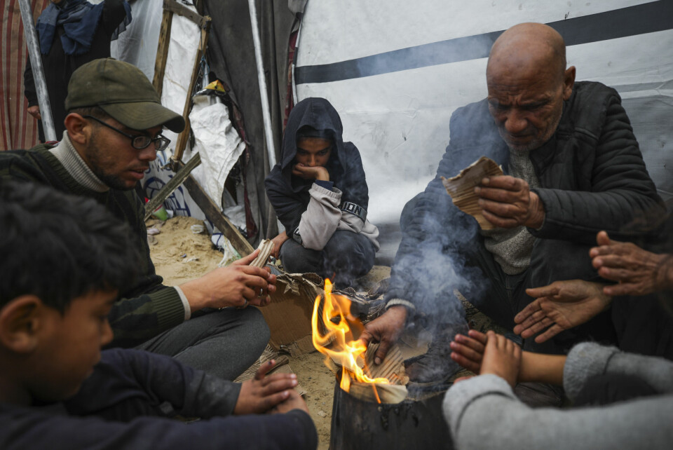 Medlemmer av Abed-familien forsøker å holde varmen i en teltleir for fordrevne i Muwasi på Gazastripen mandag. En kaldfront har rammet området, og seks spedbarn skal ha mistet livet. Foto: Jehad Alshrafi / Ap / NTB Medlemmer av Abed-familien forsøker å holde varmen i en teltleir for fordrevne i Muwasi på Gazastripen mandag. En kaldfront har rammet området, og seks spedbarn skal ha mistet livet. Foto: Jehad Alshrafi / Ap / NTB