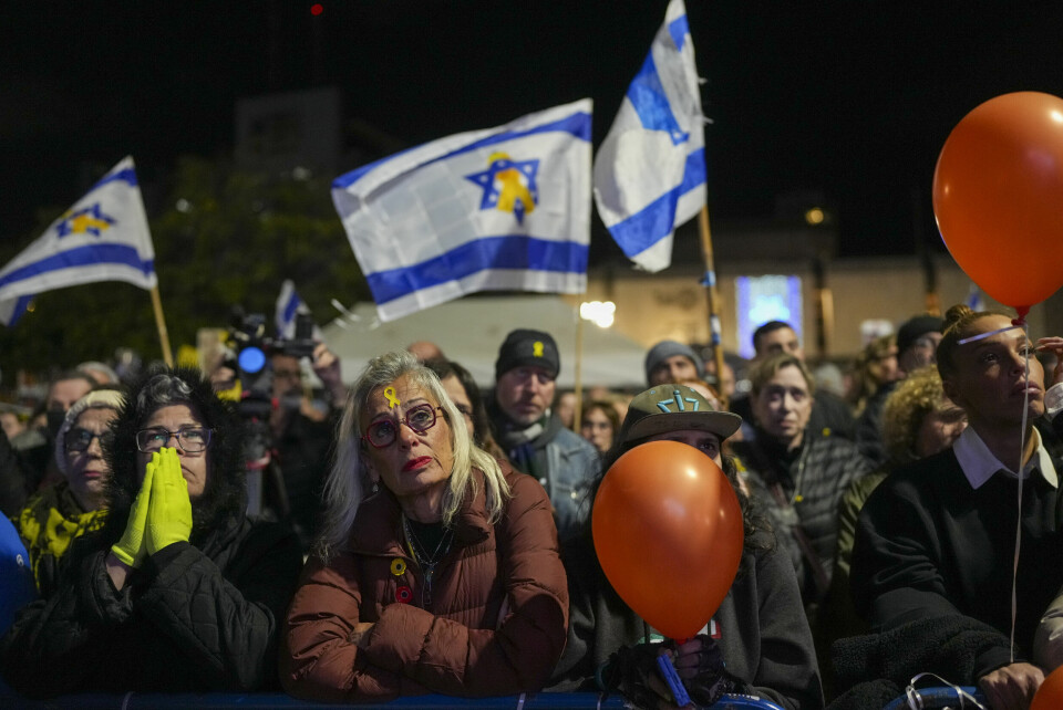 Folk er samlet i Tel Aviv i forbindelse med at levningene av israelske gisler ble utlevert fra Hamas til Israel torsdag. Foto: Ohad Zwigenberg / AP / NTB Folk er samlet i Tel Aviv i forbindelse med at levningene av israelske gisler ble utlevert fra Hamas til Israel torsdag. Foto: Ohad Zwigenberg / AP / NTB