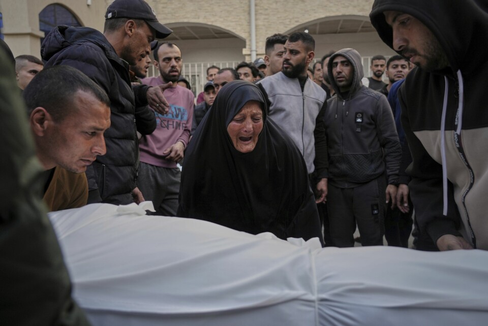 Minst 48.500 palestinere er drept i israelske angrep mot Gazastripen siden oktober 2023. Foto: AP / NTB En kvinne sørger ved liket av en person som ble drept i israelske luftangrep i løpet av natten. Foto: Jehad Alshrafi / AP / NTB