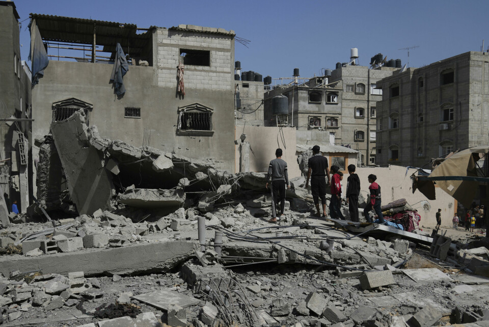 Palestinere ser på et utbombet hus i Gaza. Foto: Abdel Kareem Hana / AP / NTB Palestinere ser på et hus som ble ødelagt i et israelsk angrep mot Khan Younis sør på Gazastripen. Foto: Abdel Kareem Hana / AP / NTB