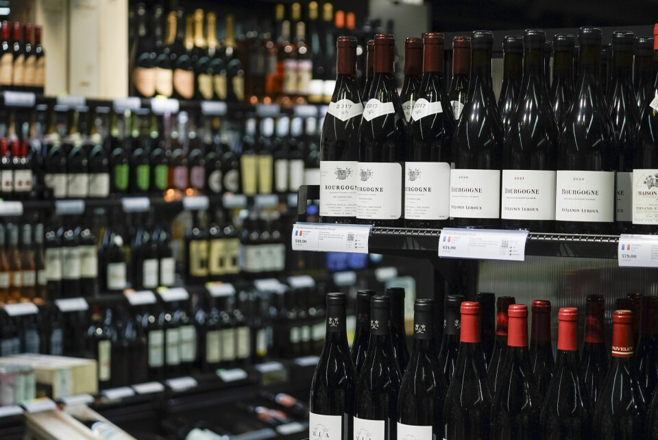 Flasker med alkohol kjøpt hos Vinmonopolet kan snart bli merket med advarsler om helserisiko. Foto: Amanda Pedersen Giske / NTB I april til juni gikk alkoholsalget noe ned, sammenlignet med samme periode i fjor. Foto: Amanda Pedersen Giske / NTB