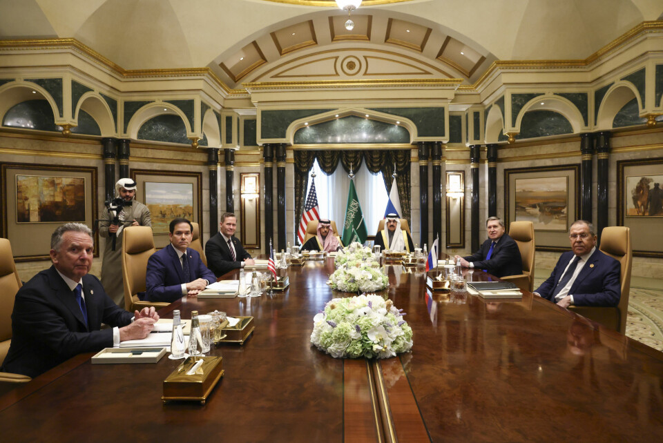 MØTE: USAs utenriksminister Marco Rubio i midten på venstre siden av bordet, med Russlands utenriksminister Sergej Lavrov på motsatt side. Partene møttes i Saudi-Arabias hovedstad Riyadh tirsdag. Bildet viser deltagerne på et møte mellom USA og Russland i Saudi-Arabia. Foto: Evelyn Hockstein/Pool Photo via AP / NTB