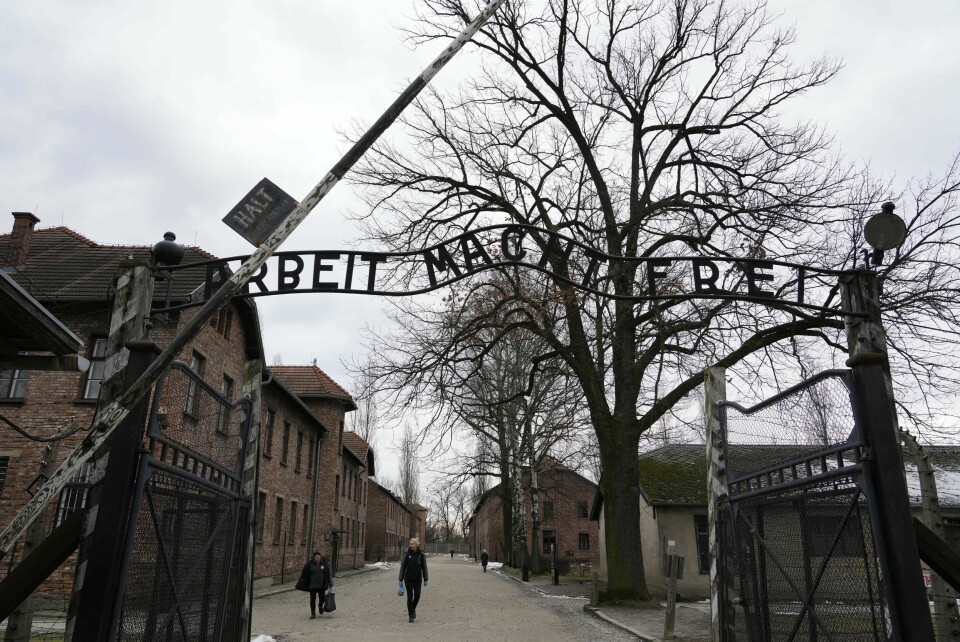 SEREMONI: 80 år etter frigjøringen av konsentrasjonsleiren Auschwitz markeres holocaustdagen utenfor hovedporten mandag. Statsminister Jonas Gahr Støre (Ap) og kronprins Haakon representerer Norge under minneseremonien. 80 år etter frigjøringen av konsentrasjonsleiren Auschwitz markeres holocaustdagen utenfor hovedporten mandag. Statsminister Jonas Gahr Støre (Ap) og kronprins Haakon representerer Norge under minneseremonien. Foto: Czarek Sokolowski / AP / NTB