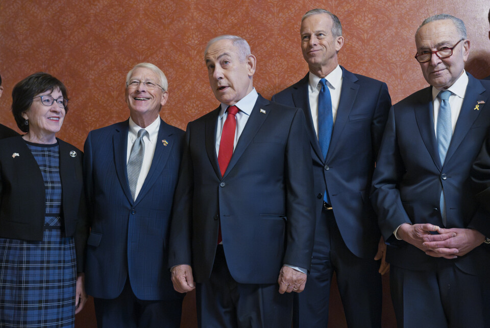 Israels statsminister Benjamin Netanyahu omringet av kongressmedlemmer under et besøk i Washington torsdag. Foto: J. Scott Applewhite / AP / NTB Israels statsminister Benjamin Netanyahu omringet av kongressmedlemmer under et besøk i Washington torsdag. Foto: J. Scott Applewhite / AP / NTB