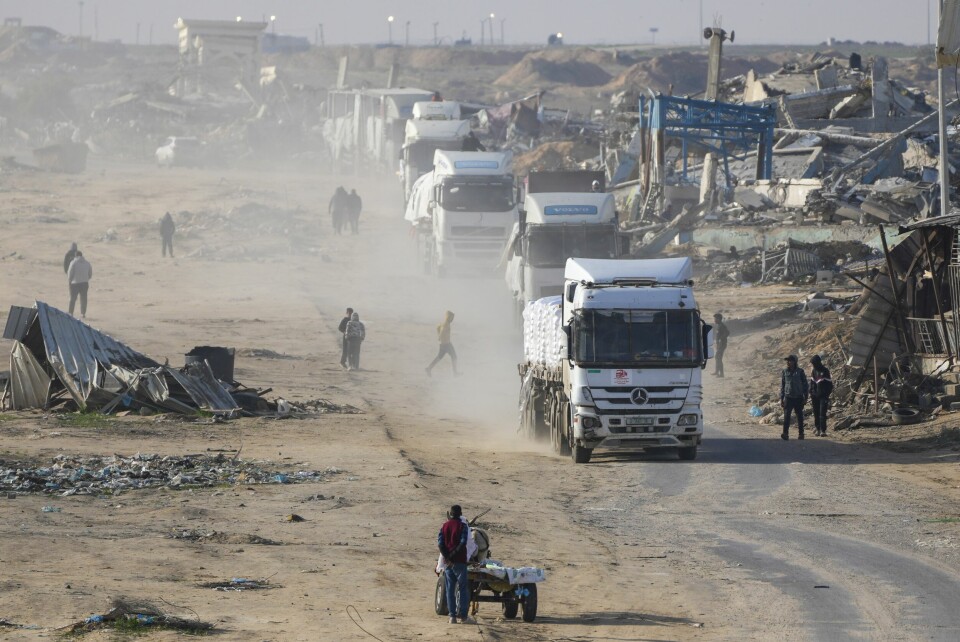 Nødhjelp på vei inn til Gaza fra Egypt tidligere i vinter. Landet fordømmer nå Israels avgjørelse om å stanse all nødhjelp inn til landet. Foto: Abdel Kareem Hana Lastebiler med nødhjelp ankommer Gaza fra Egypt onsdag. Foto: Abdel Kareem Hana / AP / NTB