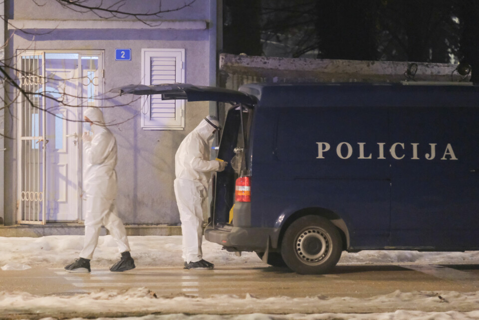 Politiet ved åstaden i Cetinje første nyttårsdag. Montenegros innanriksminister har stadfesta at bareigaren og medlemmer av familien hans, i tillegg til familiemedlemmer av gjerningsmannen, er blant dei drepne. Foto: Risto Bozovic / AP / NTB Politiet ved åstedet i Cetinje første nyttårsdag. Montenegros innenriksminister har bekreftet at barens eier og medlemmer av hans familie, samt gjerningsmannens familiemedlemmer, er blant de drepte. Foto: Risto Bozovic / AP / NTB