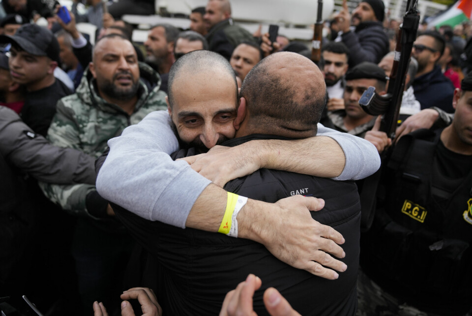 Gleden var stor da Røde Kors-bussen med løslatte palestinske fanger ankom Ramallah lørdag. Foto: AP / NTB Gleden var stor da Røde Kors-bussen med løslatte palestinske fanger ankom Ramallah lørdag. Foto: AP / NTB