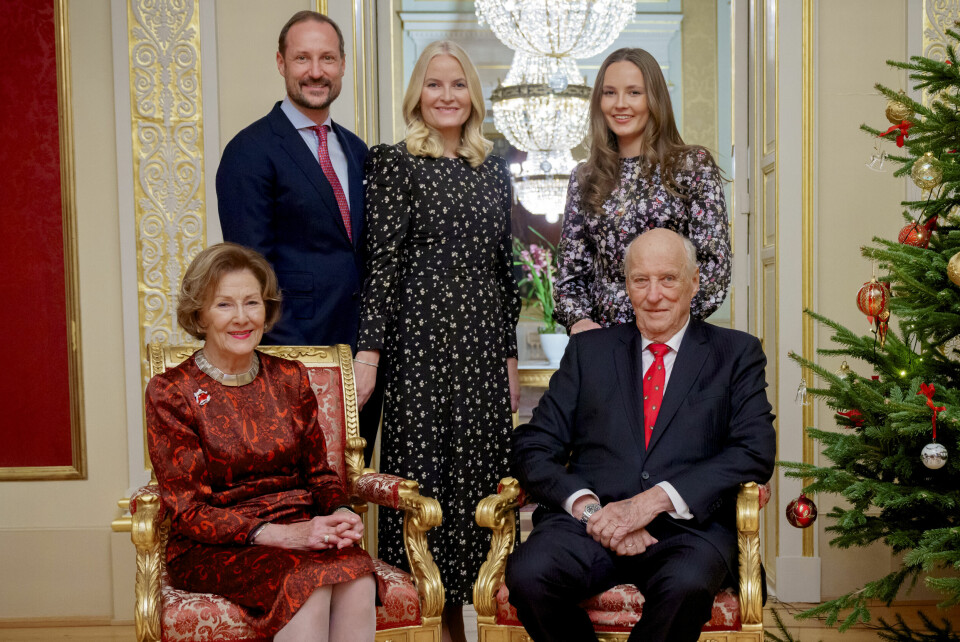 Kronprinsesse Mette-Marit (midten) sier året og høsten har vært krevende for kongefamilien. Her sammen med Kong Harald og dronning Sonja, kronprins Haakon og prinsesse Ingrid Alexandra. Foto: Stian Lysberg Solum / NTB I jula skal kongefamilien spise både pinnekjøtt, torsk, lutefisk, rakfisk, ribbe, samt krumkaker og multer. Fra Storbritannia kommer tradisjonen med plumpudding og mince pai og fra den svenske og danske familien har de blant annet med seg svensk juleskinke og dansk jule-and, opplyser Slottet til NTB. Foto: Stian Lysberg Solum / NTB