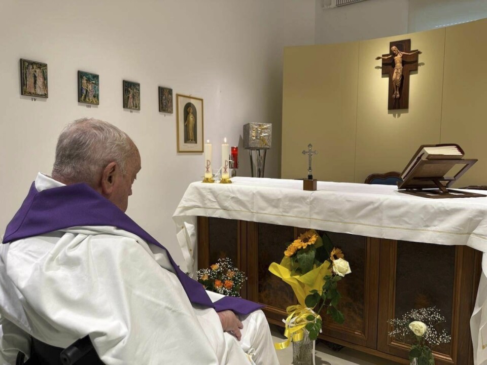 Pave Frans holder messe i kapellet på sykehuset Agostino Gemelli i Roma søndag. Bildet er det første som Vatikanet har offentliggjort på over en måned. Pave Frans holder messe i kapellet på sykehuset Agostino Gemelli i Roma søndag. Bildet er det første som Vatikanet har offentliggjort på over en måned. Foto: Vatican Press Hall, Via AP / NTB