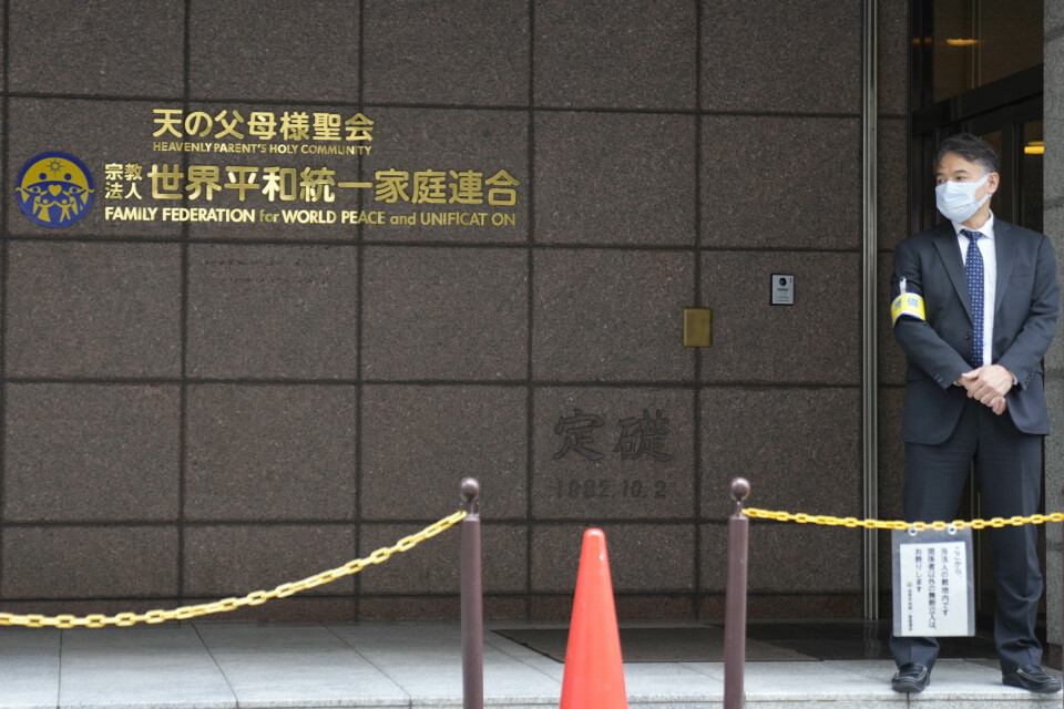 HOVEDKONTOR: Inngangen til Den forente families hovedkontor i Tokyo. Inngangen til Den forente families hovedkontor i Tokyo. Foto: Shuji Kajiyama / AP / NTB