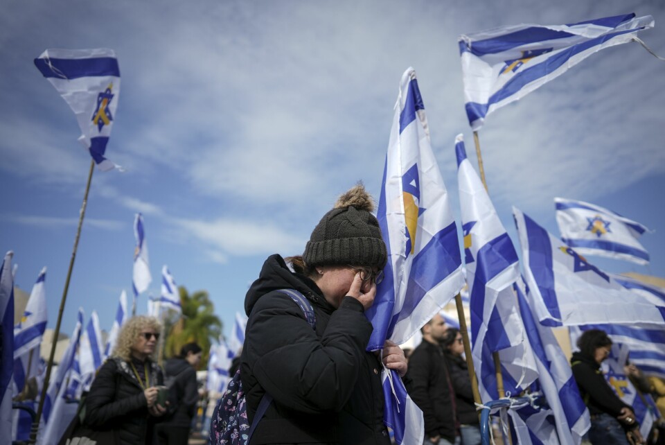 Sørgende israelere samlet i Tel Aviv torsdag, da levningene av fire døde gisler ble levert tilbake til Israel. Foto: Oded Balilty / AP / NTB Sørgende israelere samlet i Tel Aviv torsdag, da levningene av fire døde gisler ble levert tilbake til Israel. Foto: Oded Balilty / AP / NTB