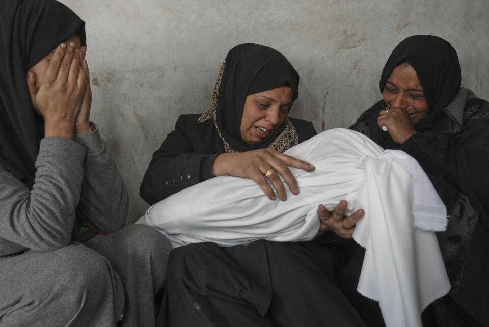 DREPT: Naanaa Abu Aker tar farvel med den to år gamle niesen Salma, som ble drept i et israelsk angrep i Gaza by 24. mars. Naanaa Abu Aker tar farvel med den to år gamle niesen Salma, som ble drept i et israelsk angrep i Gaxa by 24. mars. Foto: AP / NTB