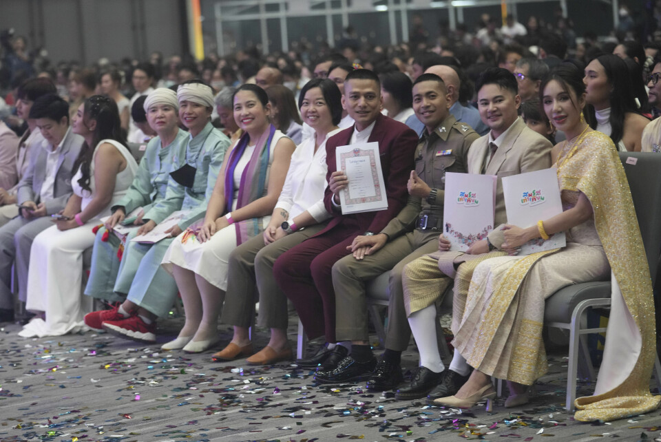 Flere hundre likekjønnede par inngikk ekteskap i Bangkok torsdag. Foto: Sakchai Lalit / AP / NTB Flere hundre likekjønnede par inngikk ekteskap i Bangkok torsdag. Foto: Sakchai Lalit / AP / NTB