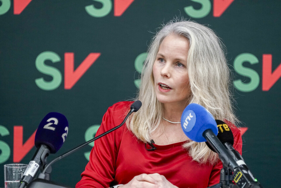 SV-leder Kirsti Bergstø strekker ut hånden med et løsningsforslag til Arbeiderpartiet og Senterpartiet. Foto: Ørn E. Borgen / NTB Partileder Kirsti Bergstø tok et oppgjør med fortelling om sløsing og offentlig pengebruk da hun talte til SVs landsstyre fredag. Foto: Ørn E. Borgen / NTB