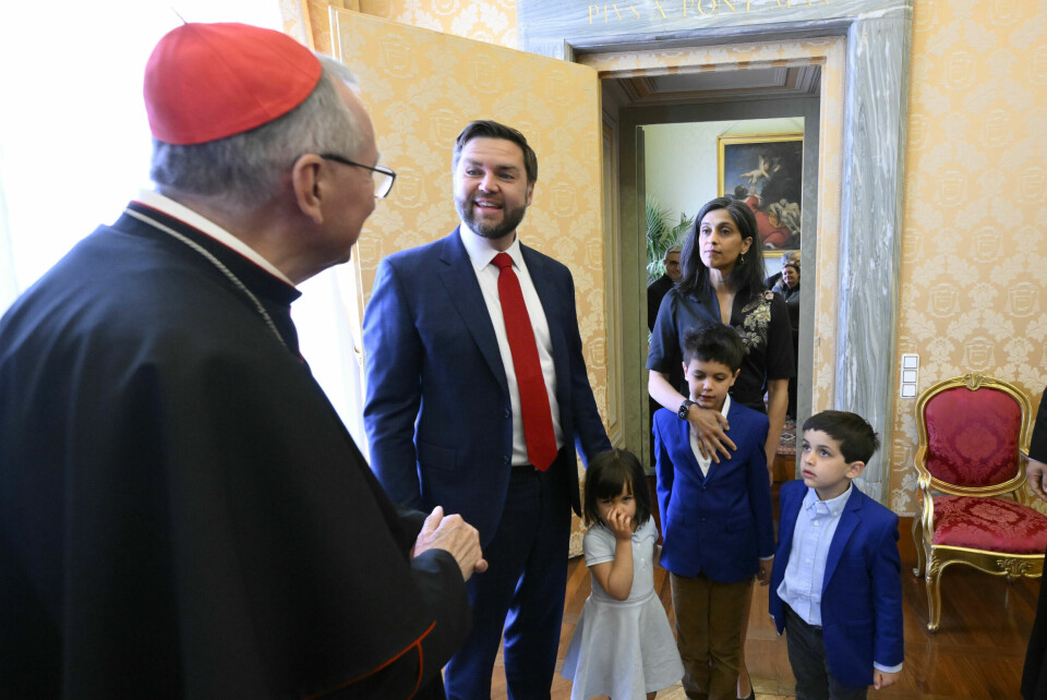 Visepresident J.D. Vance hadde med seg kona og barna da han hilste på Vatikanets utenriksminister Pietro Parolin påskeaften. Foto: Vatikanets pressekontor / AP / NTB Visepresident J.D. Vance hadde med seg kona og barna da han hilste på Vatikanets utenriksminister Pietro Parolin påskeaften. Foto: Vatikanets pressekontor / AP / NTB