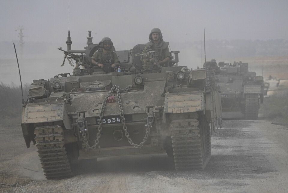 IKKE FORBEREDT: Israelske tanks på vei mot grensa til Gaza, 14. oktober 2023. Da Hamas angrep Israel 7. oktober 2023, var det israelske forsvaret ikke godt nok forberedt, slår en intern granskning nå fast. A convoy of Israeli armoured personnel carriers (APC) head towards the Gaza Strip border in southern Israel on Saturday, Oct. 14, 2023. (AP Photo/Ariel Schalit)