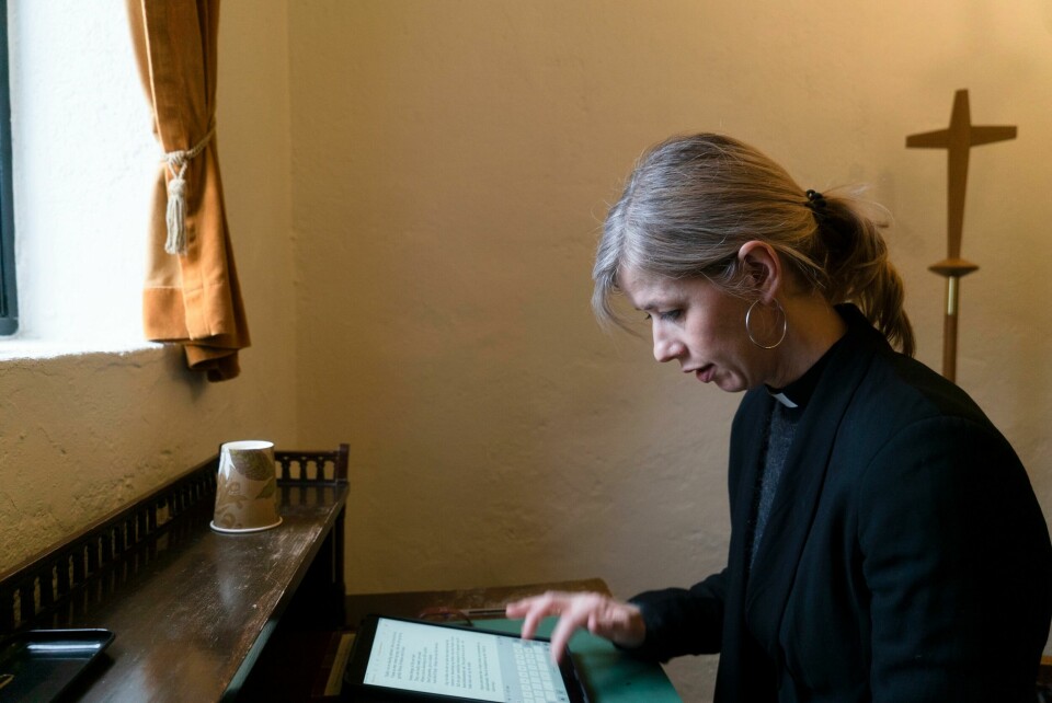 Ingeborg Sommer, sokneprest i Skøyen menighet, forbereder seg til en bisettelse i Vestre Gravlund kapell. Ingeborg Sommer, sokneprest i Skøyen menighet, forbereder seg til en bisettelse i Vestre Gravlund kapell.