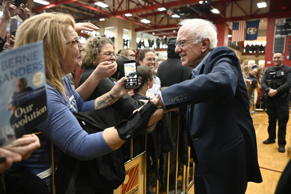 Senator Bernie Sanders hilser på entusiastiske tilhengere under et folkemøte sist helg i forstaden Warren utenfor Detroit. Senator Bernie Sanders hilser på entusiastiske tilhengere under et folkemøte sist helg i forstaden Warren utenfor Detroit. Foto: Jose Juarez/AP/NTB