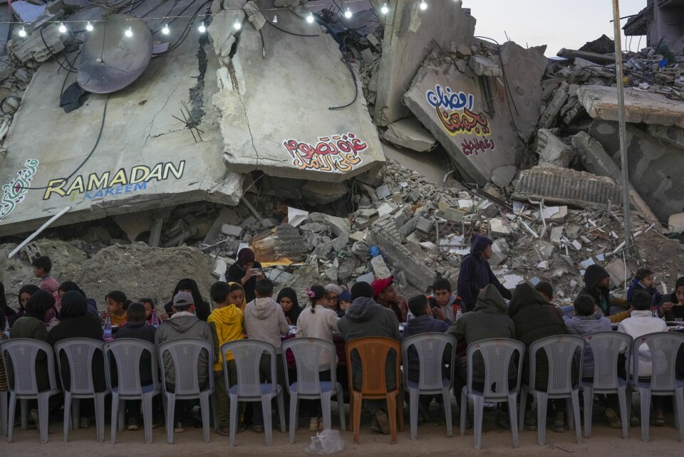 Palestinere sør på Gazastripen spiser etter solnedgang på den første dagen av fastetiden Ramadan. Foto: Abdel Kareem Hana / AP / NTB Palestinere sør på Gazastripen spiser etter solnedgang på den første dagen av fastetiden Ramadan. Foto: Abdel Kareem Hana / AP / NTB