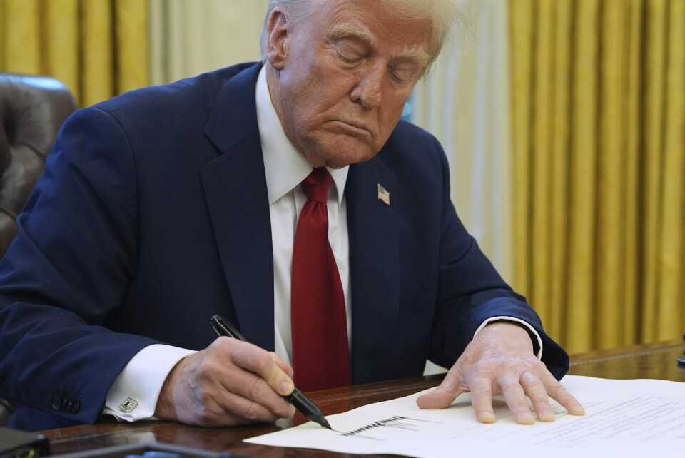 Verdensøkonomien kan stå overfor et sjokk dersom Donald Trump holder løftene sine om å innføre toll mot USAs tre største handelspartnere; Canada, Mexico og Kina. Foto: Evan Vucci / AP / NTB Donald Trump er igjen ute med trusler om toll. Denne gangen er det Brics-landene som trues med 100 prosent importtoll dersom de prøver å finne en annen valuta enn amerikanske dollar til bruk i internasjonal handel. Foto: Evan Vucci / AP / NTB