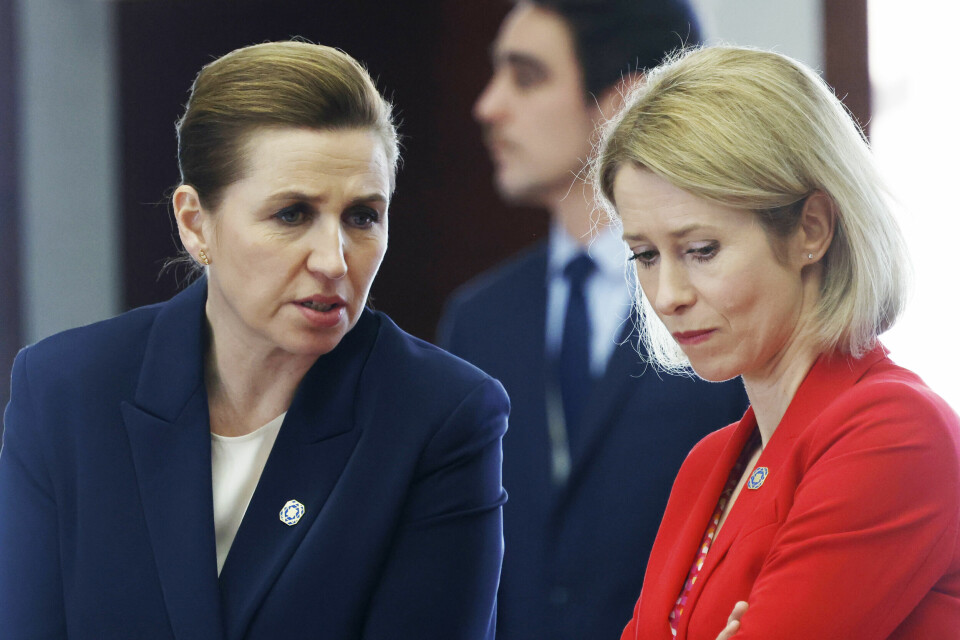 EUs utenrikssjef Kaja Kallas (t.h) vil at EU-landene forplikter seg til en massiv økning av støtten til Ukraina. Det har også Danmarks statsminister Mette Frederiksen tatt til orde for. Foto: AP / NTB EUs utenrikssjef Kaja Kallas frykter en «dirty deal» mellom Russland og USA om Ukraina. Her sammen med Danmarks statsminister Mette Frederiksen. Foto: AP / NTB